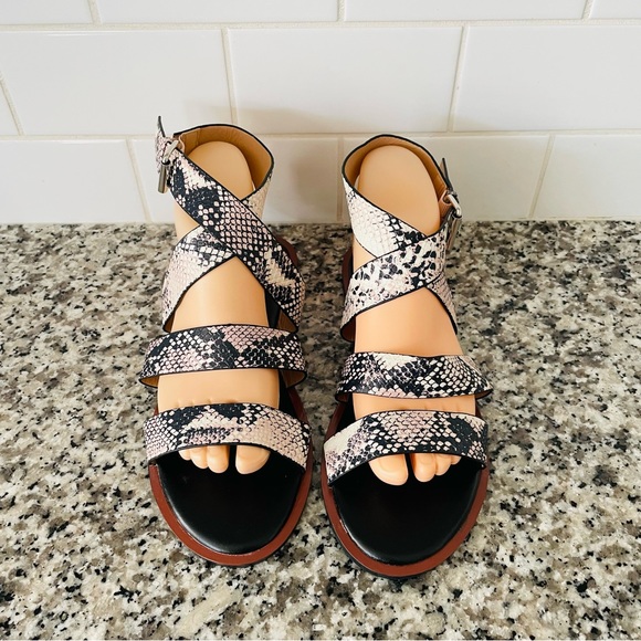 Qupid Women’s Flat Gladiator Sandals Snake Skin Strap Design - Picture 6 of 11